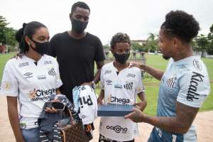 Menino vítima de racismo visita CT do Santos e tira foto com Marinho e Soteldo