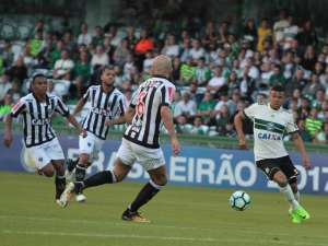 Atlético-MG x Coritiba - Um olha pro céu, o outro está com os pés no inferno