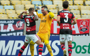Diego Alves está com lesão muscular e desfalca o Flamengo diante do Fortaleza