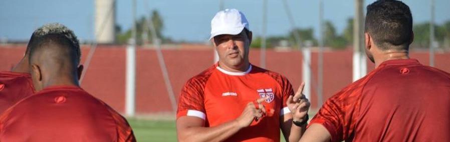 Roberto Fernandes busca nova vitória. (Foto: Maxwell Oliveira/Ascom CRB) Roberto Fernandes busca nova vitória. (Foto: Maxwell Oliveira/Ascom CRB)