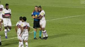 Série C: Após vitória no sufoco, volante abraça árbitro e gera polêmica