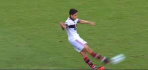 Pedro lamenta erro bizarro em cobrança de pênalti no Fla: 'Gramado atrapalhou'