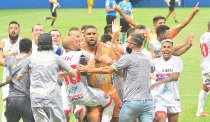 Muita festa para Alencar, herói da classificação. Foto: Phil Lima