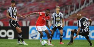 Botafogo quer acabar com boa fase corintiana para manter reação no Brasileirão