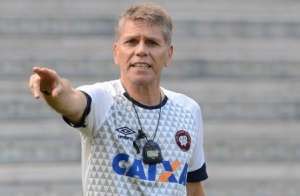 Com 'zaga ideal', Athletico-PR encara Vasco para se afastar da zona da degola