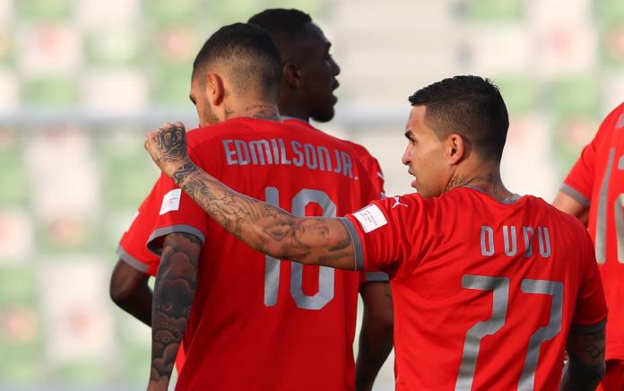 Ex-Palmeiras marca, dá assistência e lidera mais uma vitória no Catar