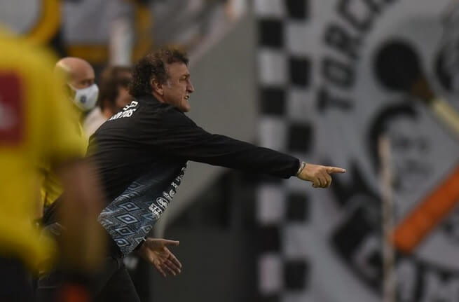 Cuca “implora” permanência de zagueiros do Santos para a Libertadores