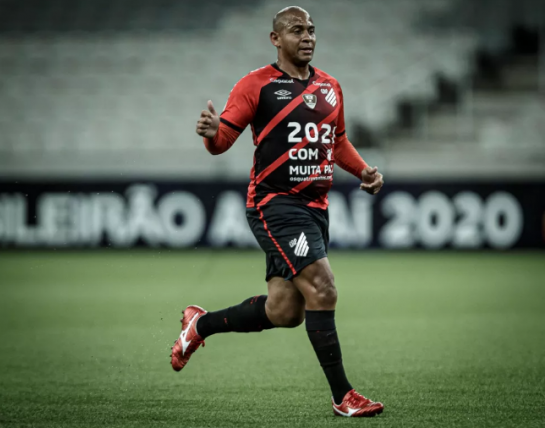 Treinador do Athletico-PR elogia ex-Goiás e Paysandu: “Temos que tirar o chapéu”