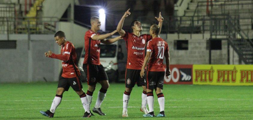 Vitória importante na briga pelo G4. (Foto: Carlos Insaurriaga / Brasil)