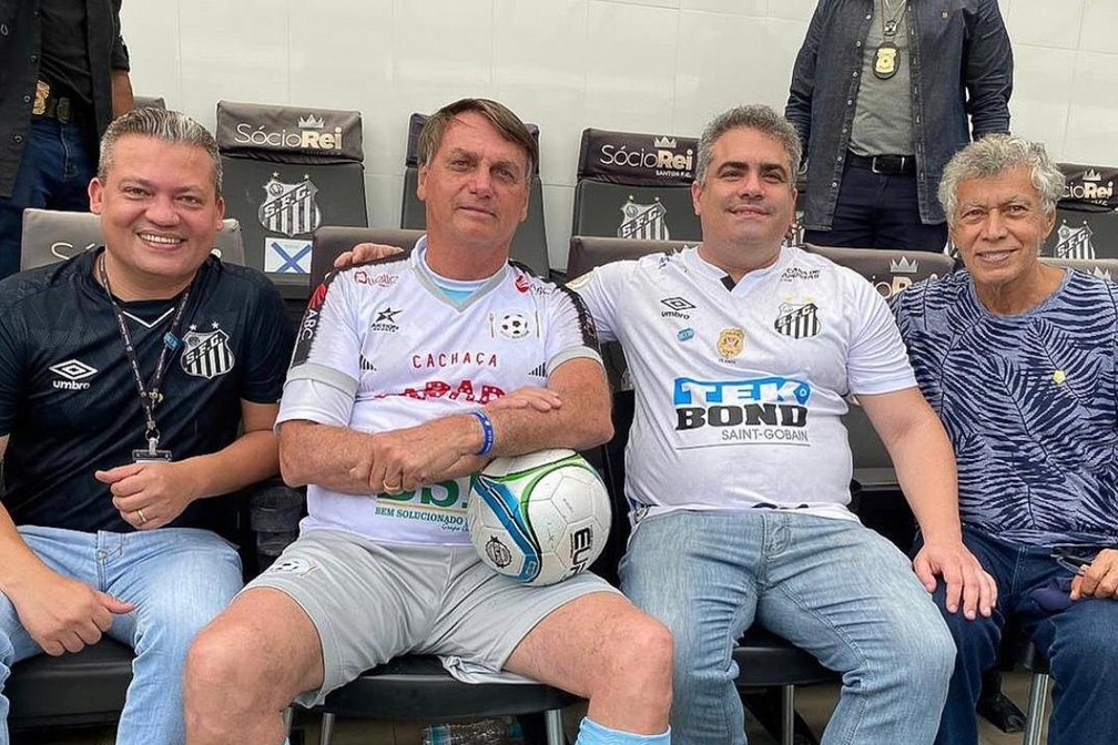 Em meio à pandemia, Bolsonaro vai à Vila, marca gol e é zoado por Datena