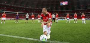 Patrocinadora celebra legado de meia argentino com lançamento de chuteira personalizada