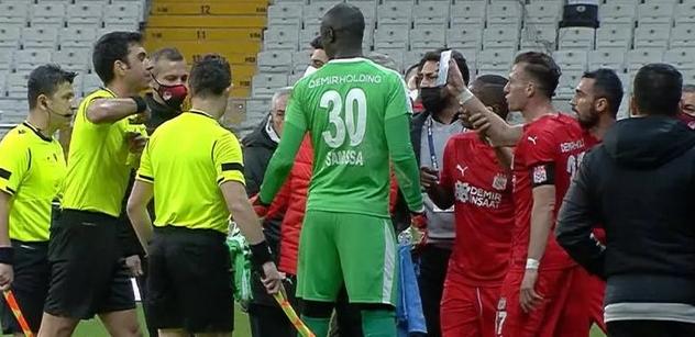 Jogador dá uma de sabichão, mostra celular com erro do árbitro e é expulso