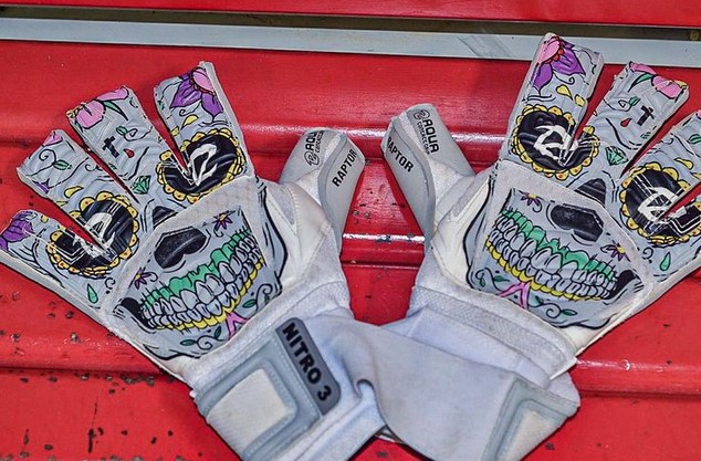 Caveiras, flores… Conheça a inusitada luva do goleiro do CSA