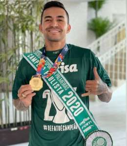 No Catar, Dudu posta foto com faixa e medalha de campeão paulista do Palmeiras