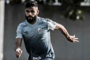 Lateral-esquerdo vibra com marca pelo Santos em 2020 e goleiro reserva ganha contrato