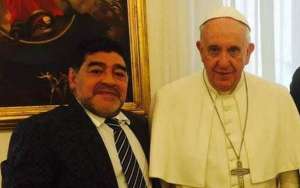 'Poeta no campo e um homem muito frágil', diz papa Francisco sobre Maradona