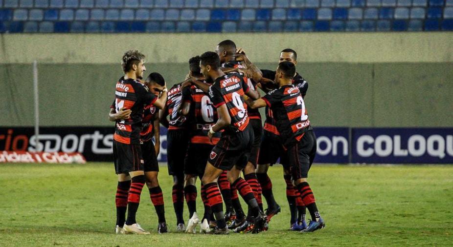 Jogadores do Oeste comemora um dos gols neste sábado