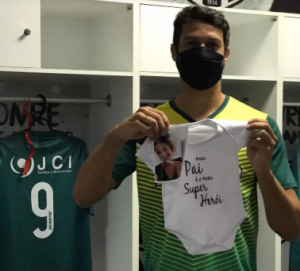 Série D: Atacante do Floresta descobre que será pai no vestiário e dedica gol a filho