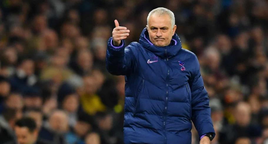 Mourinho fica decepcionado por jogadores do Tottenham aglomerarem no Natal