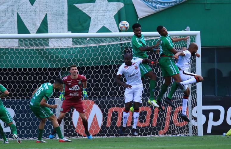 Os dois times tentaram tirar o zero do placar em jogadas aéreas - Márcio Cunha/ACF