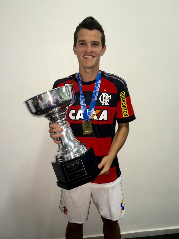 Zagueiro campeão pelo Flamengo se aposenta aos 23 anos e critica o clube