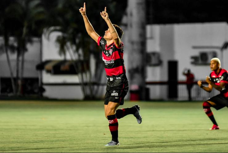 Vico comemora belo gol de falta com a camisa do Vitória - Pietro Carpi / ECVitória