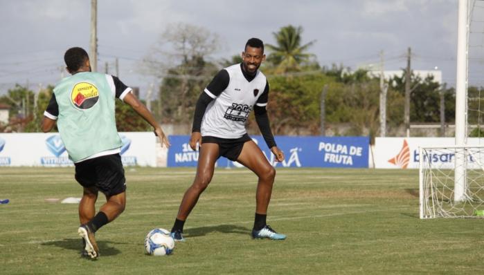 ​Meia fala sobre ano positivo no Botafogo-PB e foca em crescimento no clube