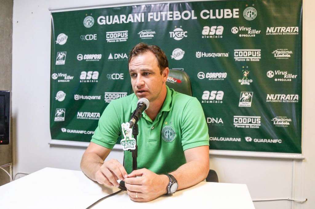 Felipe Conceição tem problemas para escalar o Guarani (Foto: Thomaz Marostegan/Guarani Press)