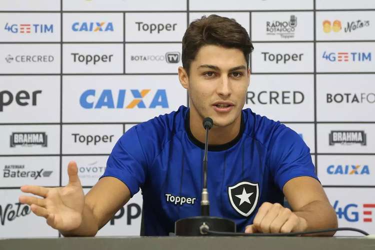 Ex-lateral do Botafogo admite que atropelou casal e fugiu do local