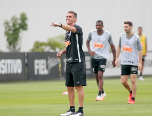 Presidente do Corinthians confirma permanência de treinador e fala sobre Dentinho