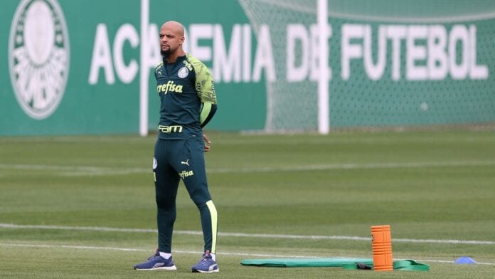 Felipe Melo treina com bola e chuteiras no Palmeiras e acelera recuperação
