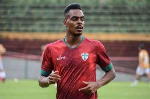 Portuguesa segue reformulação, contrata dois, renova com meia e libera atacante