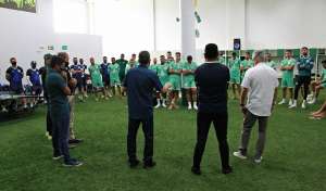 Novo presidente do Goiás paga salários atrasados antes de 