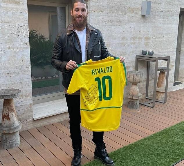 Sérgio Ramos ganha presente de pentacampeão: “Os Reis Magos passaram por aqui”