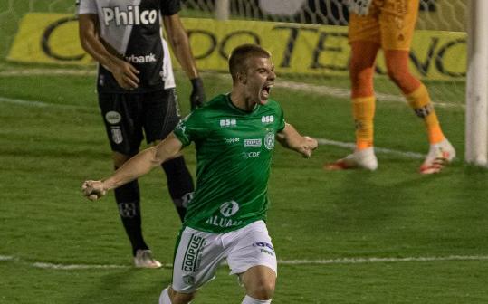 Série B: Lateral do Guarani vibra com gol em 1º jogo como titular: ‘Sonho não acabou’