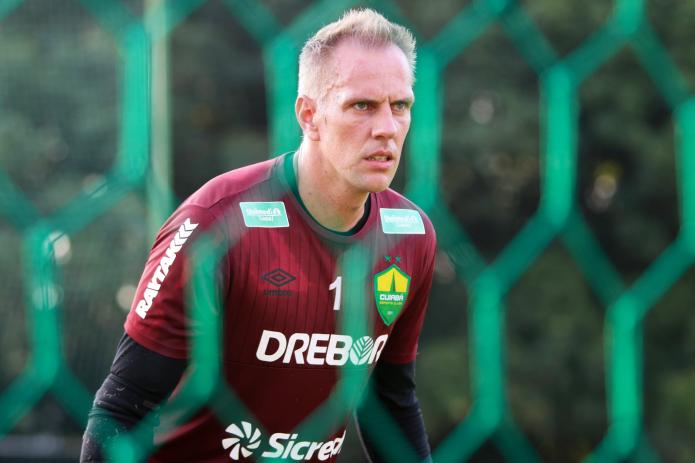 Série B: Goleiro do Cuiabá comemora boa fase e quer terminar a temporada com o acesso