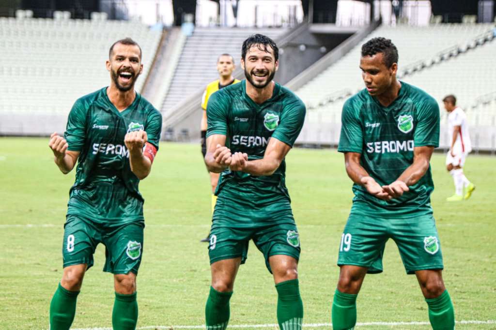 Flávio Torres (ao centro) comemora gol diante do América-RN (Foto: Ronaldo Oliveira/ASCOM Floresta EC)