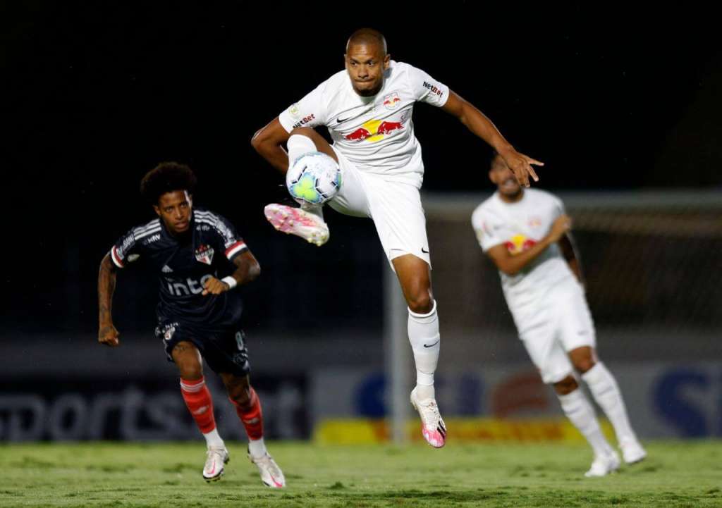 Tchê Tchê (ao fundo) teve forte discussão com Fernando Diniz (Foto: Ari Ferreira/Red Bull Bragantino)