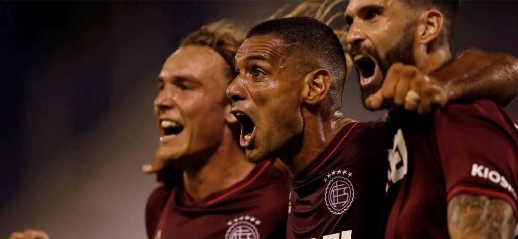 Sand comemora o gol da vitória do Lanús sobre o Vélez Sarsfield Sand comemora o gol da vitória do Lanús sobre o Vélez Sarsfield