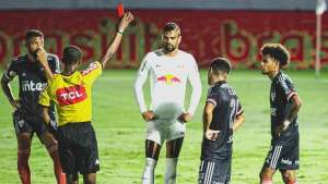 Após expulsão, volante do São Paulo pede desculpas à torcida nas redes sociais