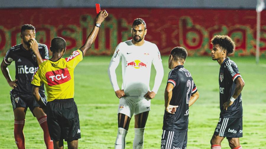 Após expulsão, volante do São Paulo pede desculpas à torcida nas redes sociais