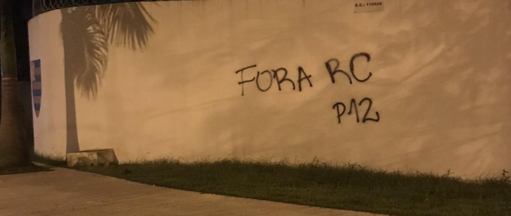 Muro da Gávea amanhece pichado com protesto contra Rogério Ceni