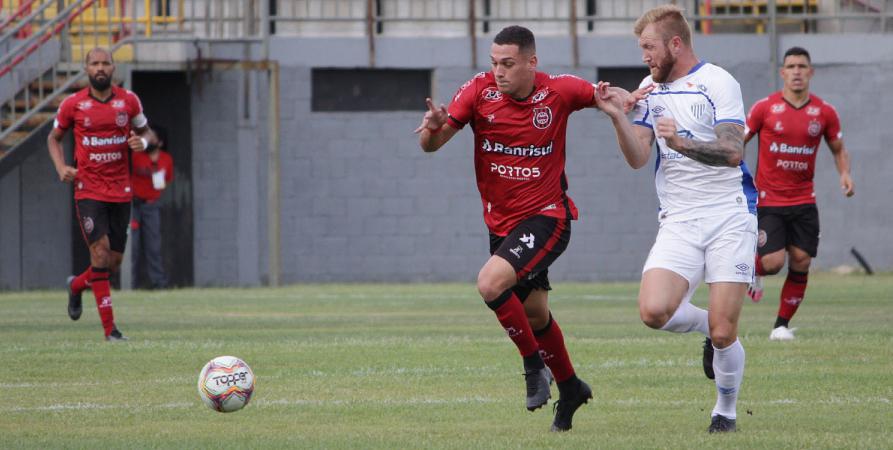 Avaí segue na briga. (Foto: Carlos Insaurriaga / Brasil)