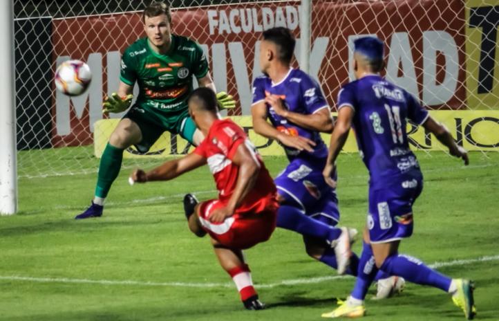 Lucão deu trabalho à defesa do Confiança