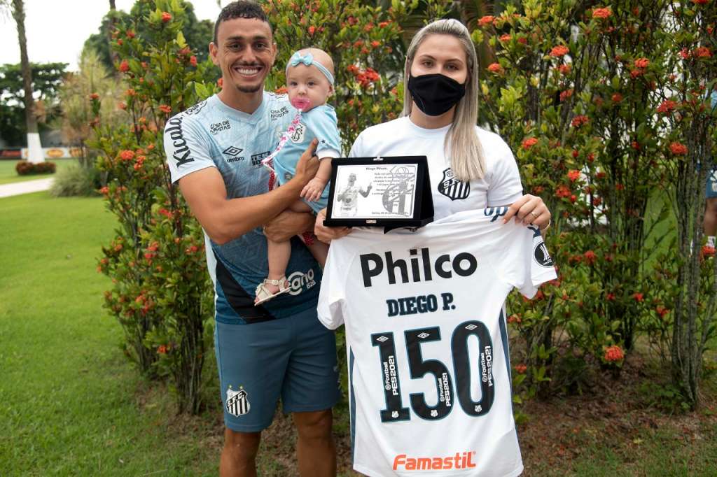 Diego Pituca atinge marca de 150 jogos e Santos faz homenagem