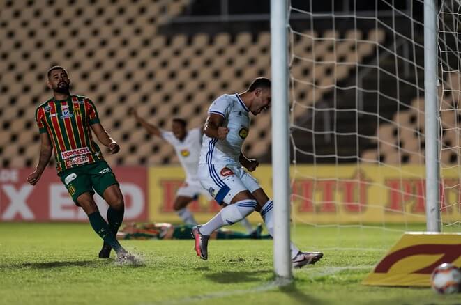 Sampaio Corrêa 0 x 1 Cruzeiro – Raposa respira e Bolívia se complica pelo G4