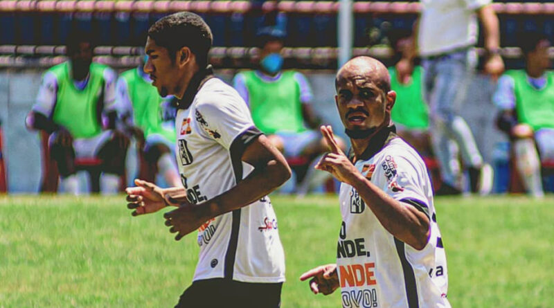 Ex-Figueirense marca cinco vezes e time carioca vence por 10 a 0 no estadual