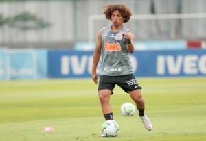 Jovem Biro, lateral-esquerdo da base, é novidade em treino do Corinthians