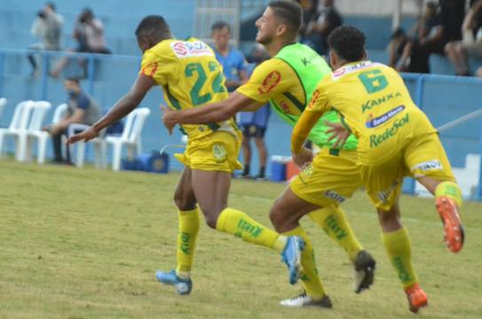 Lucas Silva virou o placar e fez a festa