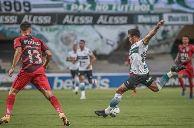 Robson, à direita, fez duas finalizações perigosas